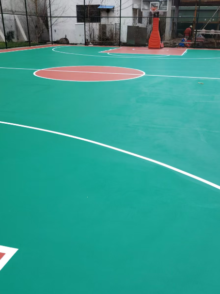 驿城 球场长期使用易出现地面开裂
